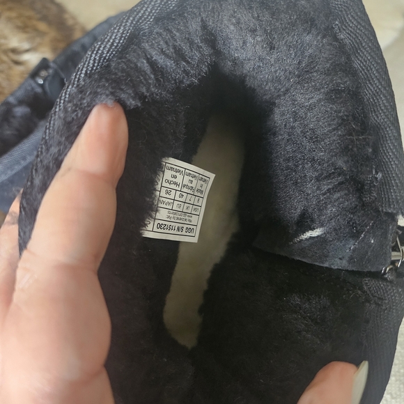 UGG Women's Black Mini Bailey Zip, Size 9 - Picture 9 of 11